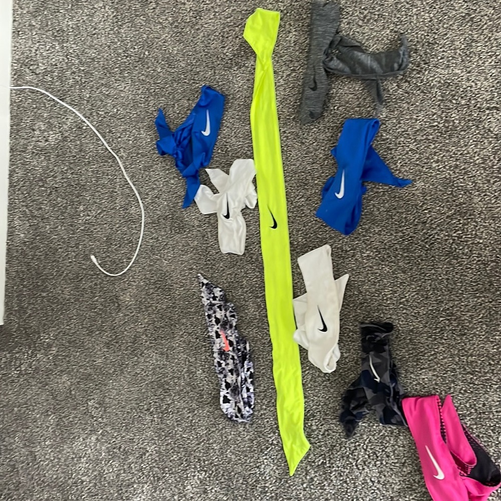 Nike headbands 5$ each all different colors adjustable some are reversible !!